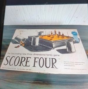 Vtg. Score four game. Three dimensional fun